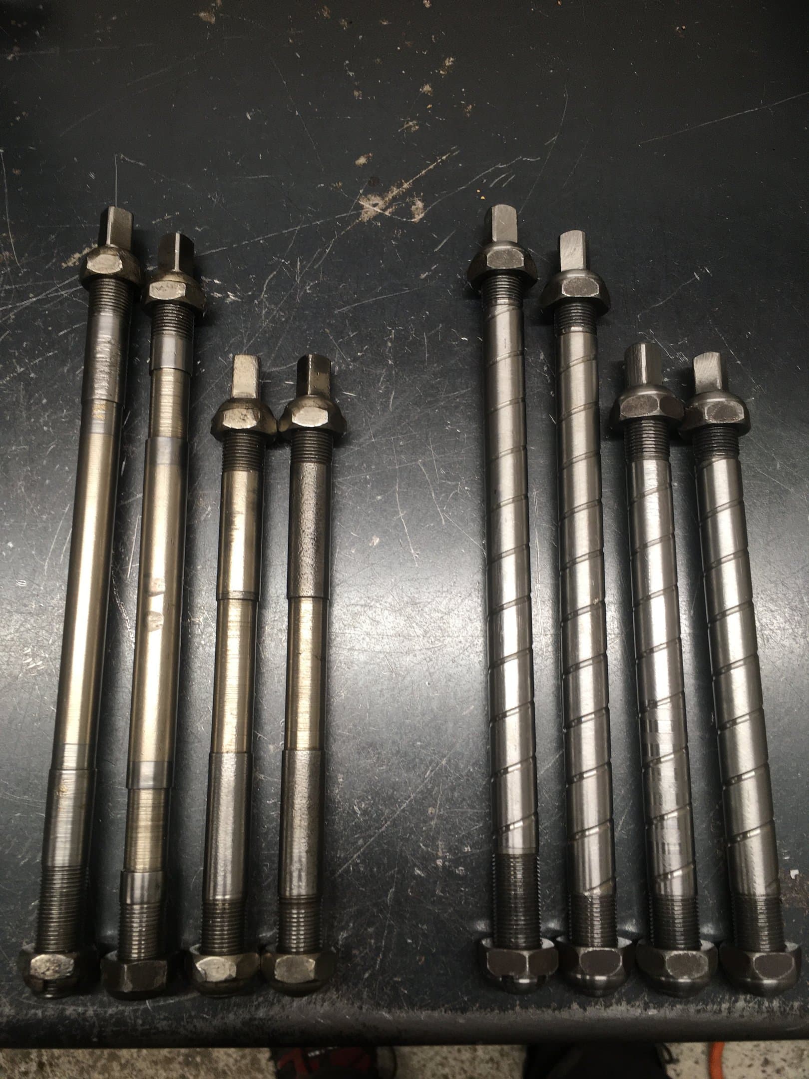 Fabrication d'axes de fourche.